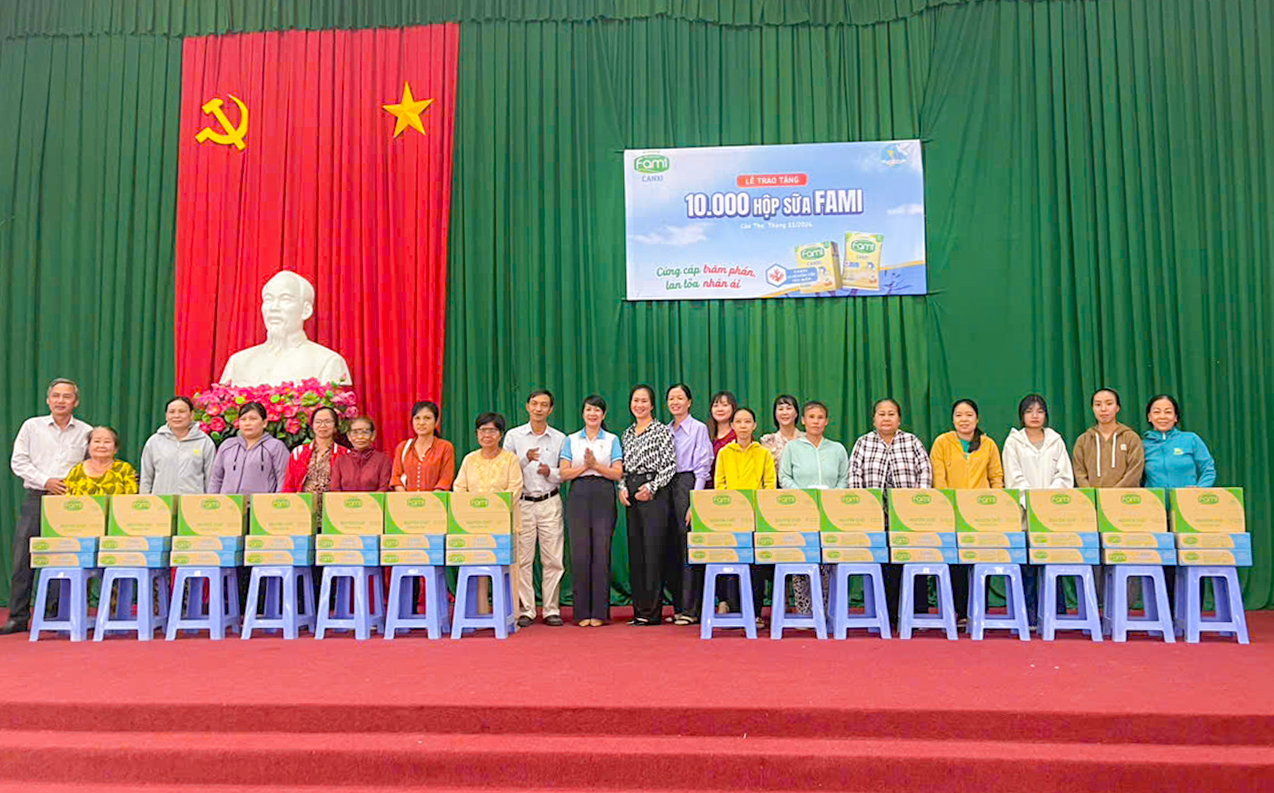 Vượt qua hàng trăm cây số, những hộp sữa nhỏ đã có cơ hội đến tận tay bà con để tiếp thêm sức mạnh, giúp người dân cứng cáp về thể chất, kiên cường về tinh thần để hướng tới một tương lai tươi sáng hơn.