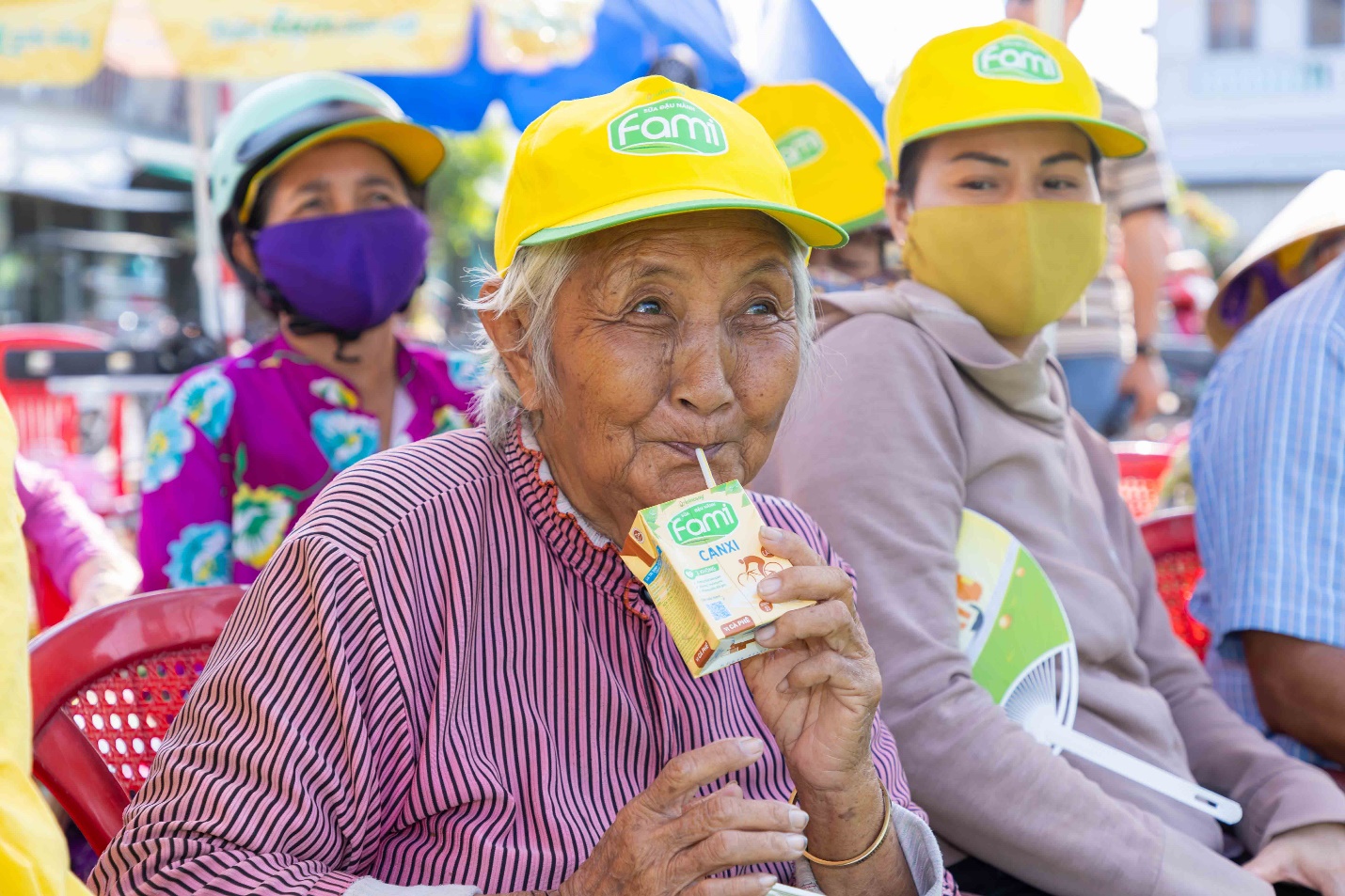 Fami Canxi sẽ là người bạn đồng hành giúp bà con củng cố nền tảng sức khỏe từ bên trong, thêm cứng cáp cả về thể chất lẫn tinh thần.