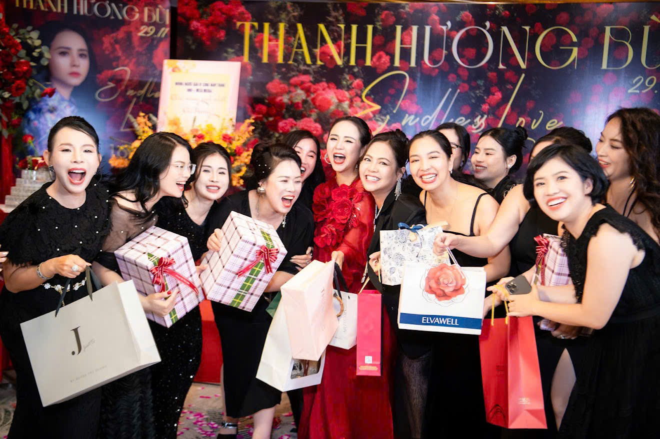 Hàng chục món quà của các thành viên Happy Women Leader Network dành tặng nữ chủ tịch xinh đẹp