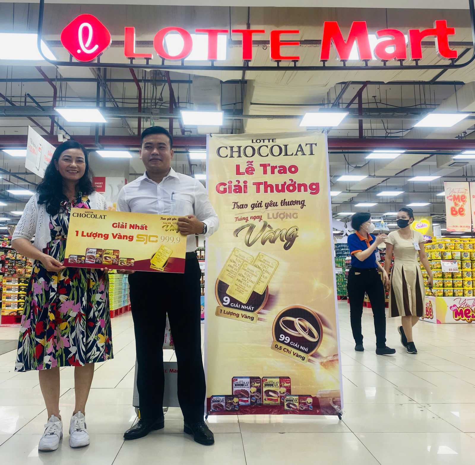 Lotte Chocolat trao giải cho khách hàng trúng giải Nhất của chương trình Trao gửi yêu thương - Trúng ngay lượng vàng