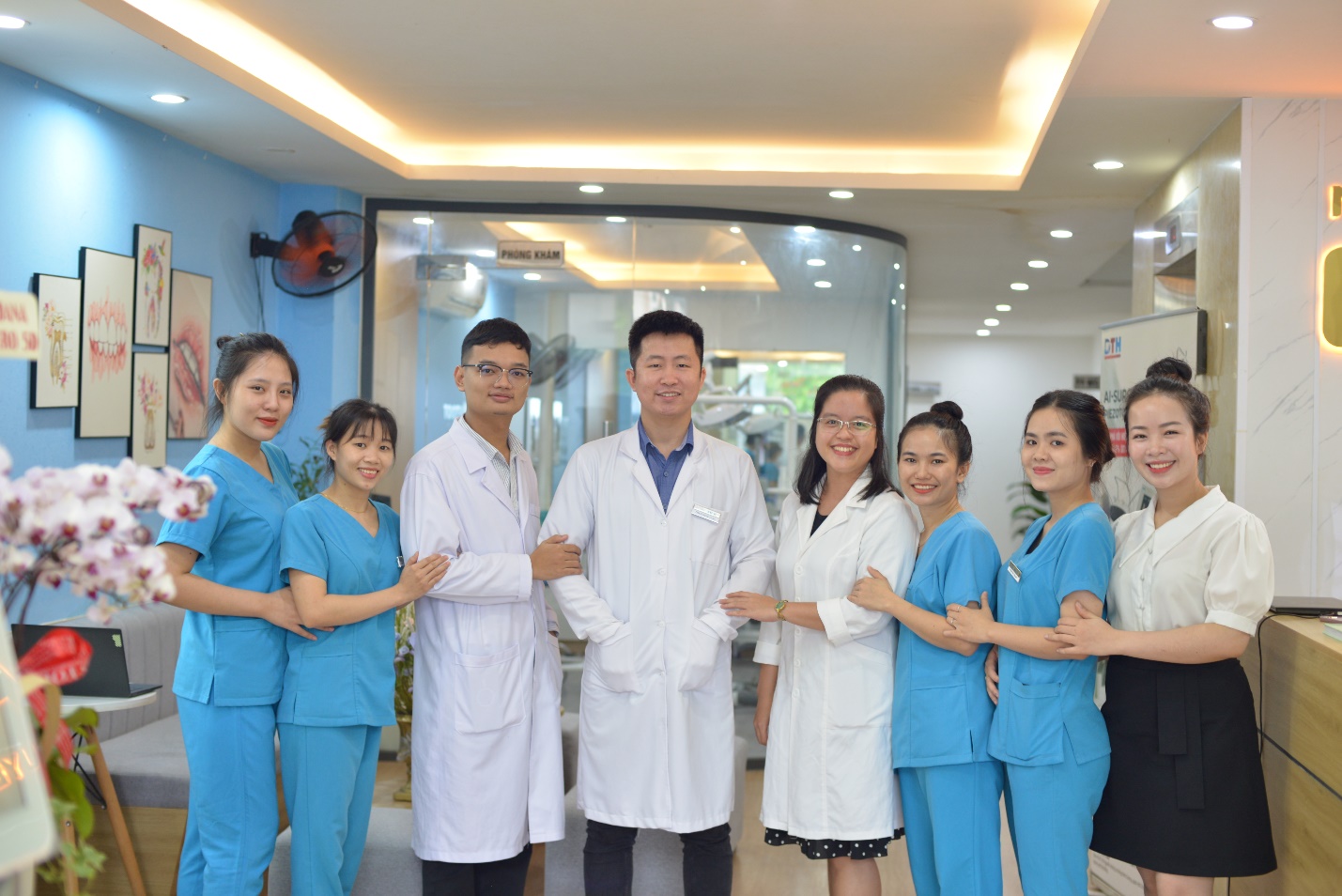 Đội ngũ nhân viên được đào tạo bài bản với 1 Bác sĩ + 1 phụ tá + 1 phòng điều trị cho 1 khách hàng