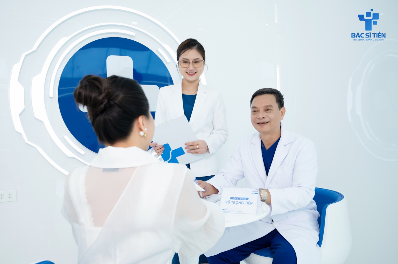 Tiến sĩ, bác sĩ Vũ Trọng Tiến trong một ca tái khám cho khách hàng