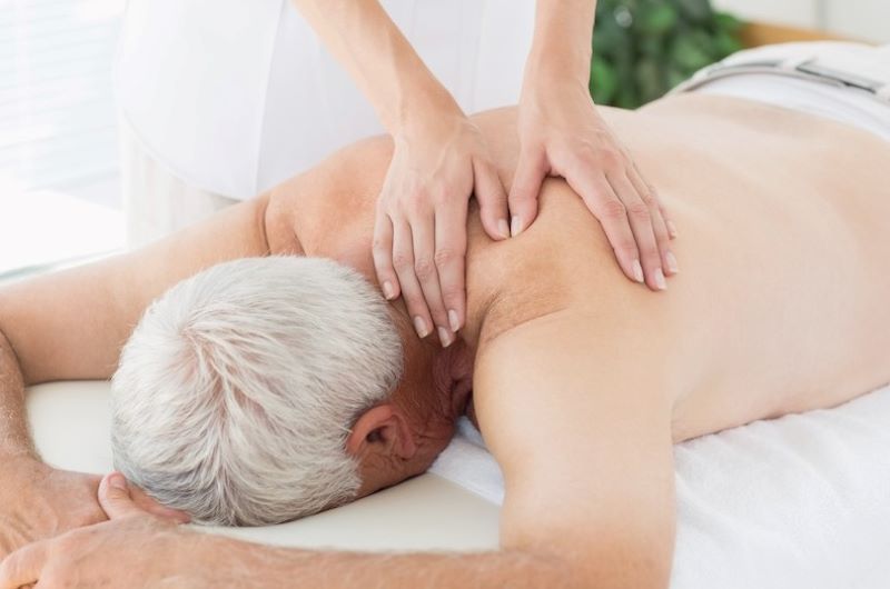 Massage vùng lưng cho người già nằm liệt chống loét
