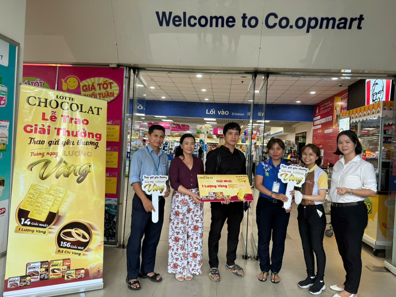 Anh Vũ nhận giải Nhất tại Coop Mart Nguyễn Ảnh Thủ