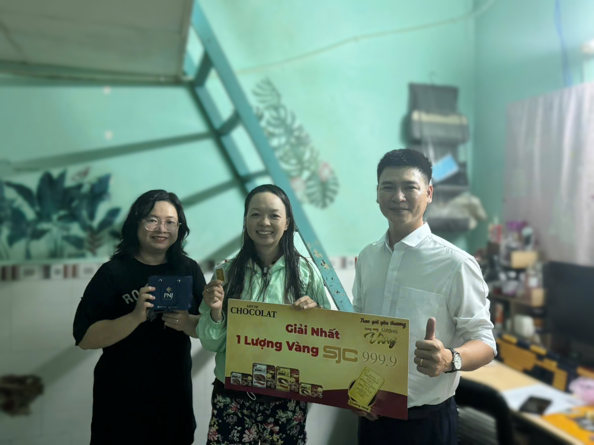 Chị Nga (Bến Tre) - khách hàng may mắn nhận 1 lượng vàng SJC 999.9 từ Lotte Chocolat