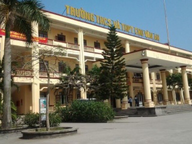 Tin tức 24h: Phụ huynh lái ô tô vào trường tông trúng học sinh ở Quảng Ninh