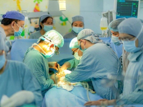 Quyết định táo bạo của mẹ 19 năm trước giúp hồi sinh con gái: "Mình nghĩ đó là cơ hội cuối cùng của con..."