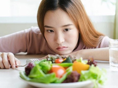 Thói quen nào tàn phá dạ dày nhanh chóng? Có một điều gây hại hơn cả ăn cay nhưng nhiều người vẫn thực hiện hàng ngày