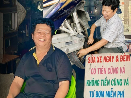 Ở Sài Gòn có một tiệm sửa xe kỳ lạ, khách muốn trả bao nhiêu cũng được, ông chủ mở cửa xuyên đêm, tự bơm miễn phí
