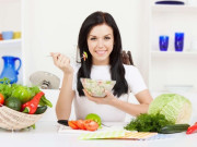 Sức khỏe - Làm sao để trẻ lâu? Chị em chăm uống thực phẩm chức năng và người ít dùng, ai nhanh già hơn?