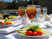 Sức khỏe - Vừa ăn vừa uống có tốt không? Loại nước nào tối kỵ khi ăn mà nhiều người Việt hay mắc? 