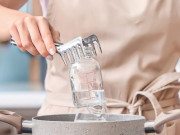 Sức khỏe - Đun sôi bộ đồ ăn bằng nước nóng để khử trùng có tốt không? Lưu ngay 4 mẹo này để bảo vệ sức khỏe cả gia đình