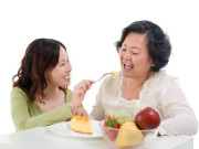 Sức khỏe - 5 thực phẩm nên và không nên giúp phụ nữ ngừa nguy cơ loãng xương trong thời kỳ mãn kinh