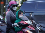 Tin tức - Người dân TPHCM "lạnh cóng tay" khi ra đường sáng nay