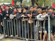 Tin tức - Xếp hàng xuyên đêm chờ mua vé bán kết lượt về Việt Nam - Singapore