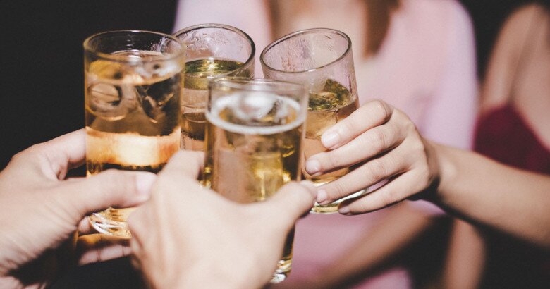 Thức uống c&oacute; cồn l&agrave; một trong những nguy&ecirc;n nh&acirc;n ch&iacute;nh dẫn đến c&aacute;c bệnh l&yacute; về gan. (Ảnh minh hoạ).