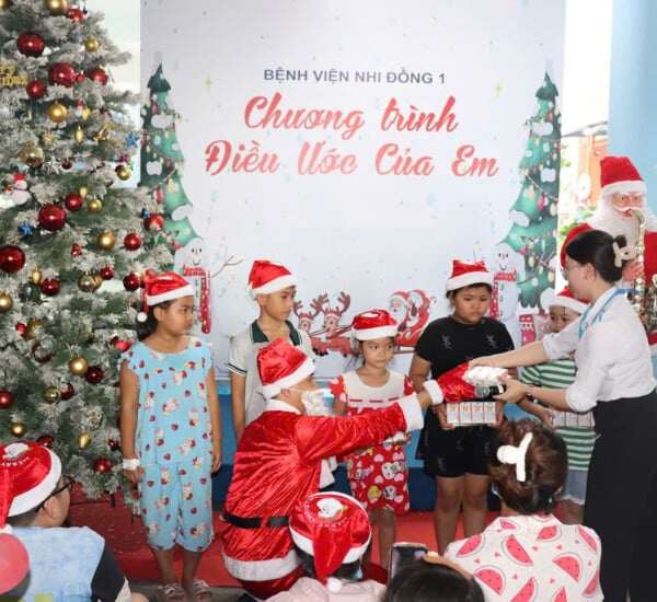 Trẻ em nhận quà Giáng sinh từ ông già Noel. (Ảnh: BVCC).