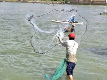 Người dân ùa xuống đập tràn nhà máy thủy điện Trị An săn lộc trời