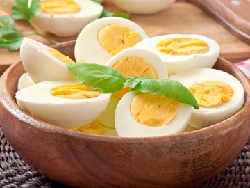 Điều gì sẽ xảy ra nếu bạn ăn 720 quả trứng trong một tháng? Chuyên gia Harvard tiết lộ kết quả đáng ngạc nhiên  