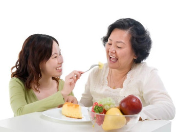 5 thực phẩm nên và không nên giúp phụ nữ ngừa nguy cơ loãng xương trong thời kỳ mãn kinh