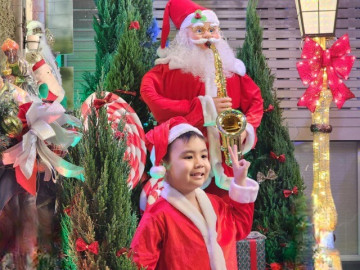 Người dân TP.HCM háo hức xuống phố đón Giáng sinh, xóm đạo Gò Vấp rực đèn, chi tiền khủng tạo tiểu cảnh hút mắt