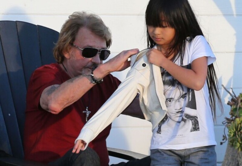 Ông chăm sóc bé Jade và yêu thương cô con nuôi như con ruột của mình. Johnny Hallyday từng nói "Jade là món quà Noel đẹp nhất cuộc đời tôi".