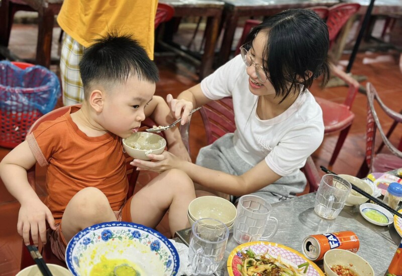 Bé Zon rất ra dáng chị lớn trong nhà, luôn yêu thương và chủ động chăm sóc các em thay bố.