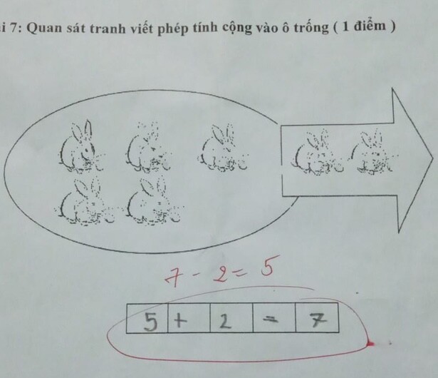 Bé tiểu học làm 5 + 2  7 bị chấm sai, đáp án cô đưa ra khiến phụ huynh bức xúc - 2