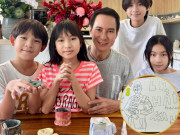 Yêu con - Con gái Lý Hải trổ tài hội hoạ vẽ chân dung bố, mẹ tiểu thư Minh Hà bất ngờ khi thấy tác phẩm của ái nữ