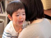 Yêu con - Bạn thân đến nhà chơi, con trai vô tình thấy bức hình trong điện thoại cô ấy liền khóc gọi mẹ khiến tôi chết điếng