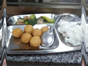 Yêu con - Một học sinh lén chụp hình bữa trưa ở trường gửi cho mẹ, phụ huynh lên trường kiện nhưng xấu hổ nghe hiệu trưởng nói