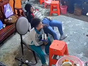 Yêu con - Bà mẹ đột ngột ngất xỉu khi đang xem tivi với con trai, phản ứng thờ ơ của cậu nhóc khiến nhiều người phẫn nộ