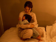 Yêu con - 1 giờ đêm, con trai bỗng gọi mẹ dậy rồi chỉ ra cửa nói bố về, tôi sợ run người vì chồng đã mất 6 năm