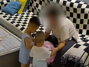 Yêu con - Camera ghi lại cảnh 3 mẹ con đang chơi ở phòng khách, quả bóng trên tay đứa trẻ phát nổ khiến ai nấy thất kinh