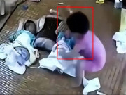 Yêu con - Mẹ để con gái 4 tuổi trông cặp em trai sinh đôi 1 tháng tuổi đang ngủ, camera ghi lại cảnh tượng khiến ai nấy lạnh người