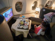 Yêu con - Loạt ảnh chụp ở khoang hạng thương gia máy bay khiến cõi mạng chú ý, nhiều bố mẹ cảm thán cách nhà giàu dạy con