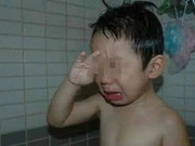 Yêu con - Con trai 2 tuổi cứ đi tắm là khóc, mẹ đưa đến bệnh viện kiểm tra không vấn đề gì, biết sự thật đằng sau mới thất kinh