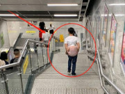 Yêu con - Bức ảnh chụp khoảnh khắc bố cõng con gái ở ga tàu điện gây xúc động, nhìn kỹ cõi mạng liền bùng nổ tranh cãi