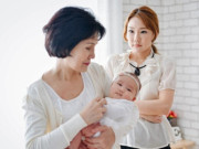 Yêu con - Trả 12 triệu/tháng cho bảo mẫu chăm con nhưng cô ta suốt ngày cắm mặt vào điện thoại, vợ muốn đuổi việc thì chồng ngăn cản