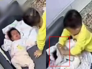 Yêu con - Mẹ nấu ăn để con trai 3 tuổi chơi với em sơ sinh, camera ghi lại hành động của đứa trẻ khiến người mẹ khiếp sợ