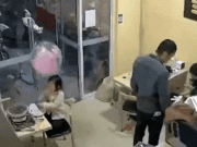 Yêu con - Camera trong nhà ghi lại cảnh bé gái đang ngồi chơi, vài giây sau đồ chơi trên tay đứa trẻ phát nổ kinh hoàng