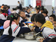 Yêu con - Nộp 5 triệu/tháng tiền ăn trưa, 76 học sinh tiểu học gặp vấn đề về sức khỏe, loạt phụ huynh đến trường kiện