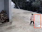Yêu con - Đi xuất khẩu lao động gửi con gái cho ông bà ở quê, người mẹ bật khóc khi xem camera trước nhà