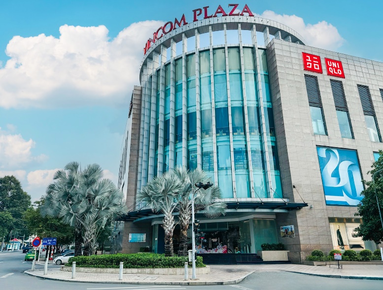 Cửa hàng UNIQLO Vincom Biên Hoà toạ lạc tại TTTM Vincom Plaza Biên Hoà, TTTM lớn nhất thành phố với đông đảo khách hàng địa phương và du khách tới vui chơi, mua sắm