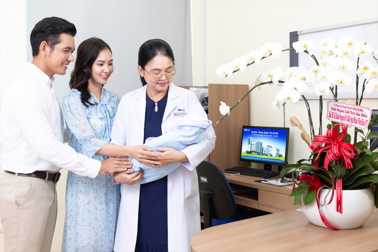 ThS. Giang Huỳnh Như - Giám đốc IVF Tâm Anh TP.HCM cùng cặp vợ chồng hiếm muộn đã điều trị thành công và sinh ra em bé khỏe mạnh tại IVF Tâm Anh. Ảnh: Tuệ Diễm