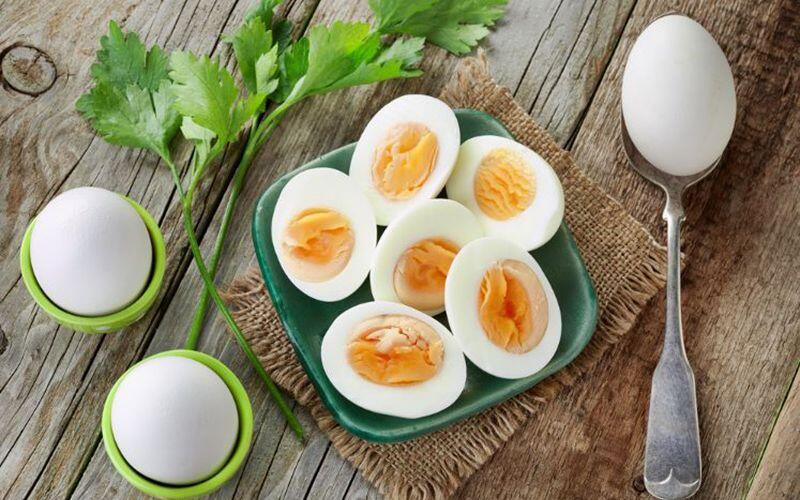 Trứng luộc được biết đến với hàm lượng protein cao, cung cấp năng lượng bền vững và hỗ trợ duy trì cơ bắp – yếu tố quan trọng trong việc đốt cháy calo. Để đạt hiệu quả giảm cân, bạn có thể ăn 2 quả trứng luộc vào bữa sáng hoặc kết hợp trứng với các loại rau.