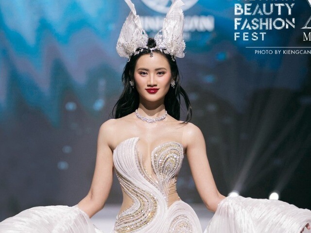 Không còn bị trang phục làm khó nhưng Hoa hậu Ý Nhi vẫn gặp sự cố khi catwalk