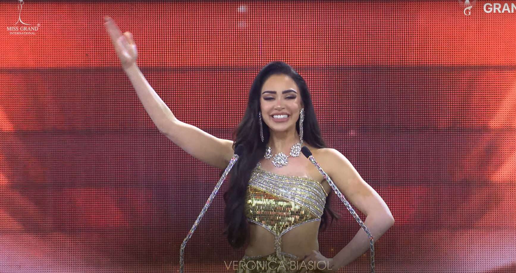 Trực tiếp Miss Grand International 2024: Các thí sinh đồng diễn và màn hô tên đặc trưng - 3