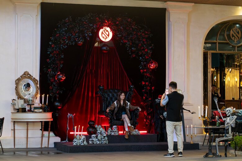 Khách check in với tiểu cảnh Halloween gần phố Hàng Mã. Ảnh: Hoàng Giang