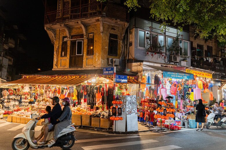 Nhiều gia đình đưa trẻ em đến chọn đồ vui chơi Halloween. Ảnh: Hoàng Giang